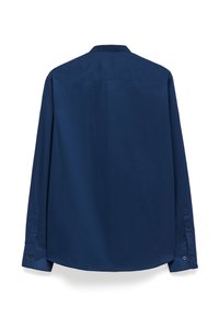 Donkerblauwe longsleeve shirt met kraag, gladde textuur, knoopmanchetten en een rechte zoom. De achterkant toont een eenvoudig, op maat gemaakt ontwerp.