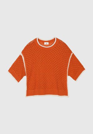 Haut tricoté orange à manches courtes avec bordure blanche, présentant un motif ajouré texturé et un col rond.