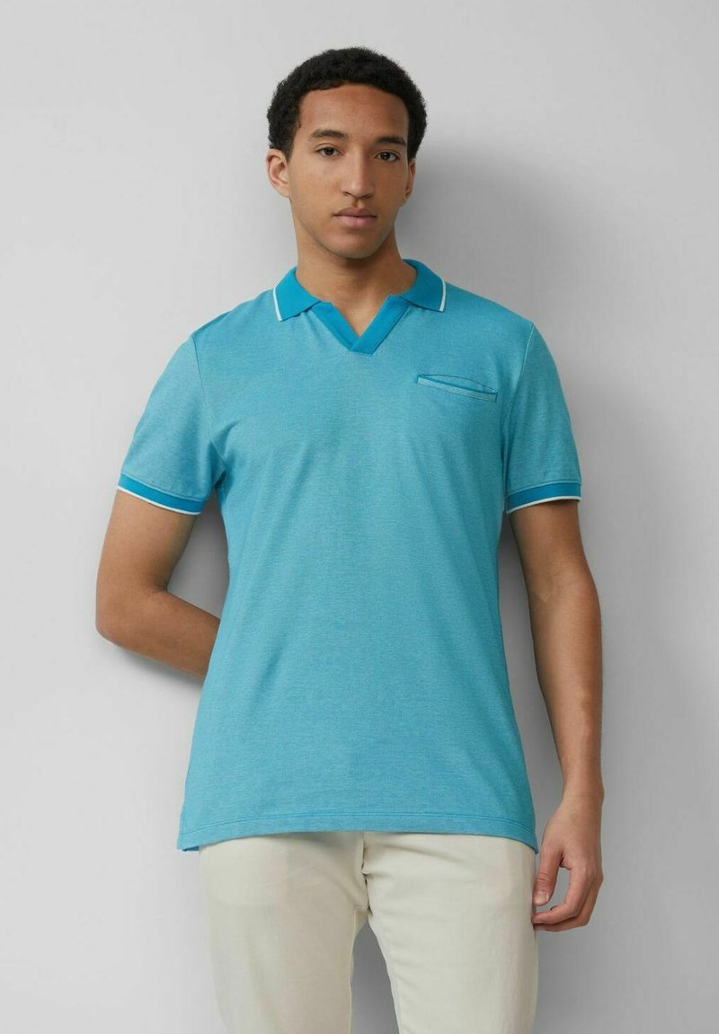 Türkises Polo-Shirt mit kurzen Ärmeln, V-Ausschnitt, kontrastierendem weißen Rand am Kragen und den Ärmeln sowie einer kleinen Brusttasche. Glatte Textur.