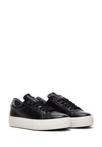 Zwarte leren sneakers met een gestructureerde afwerking, ronde neus, zwarte veters en een witte rubberen platformzool. Bevat zilveren accenten op de hak.