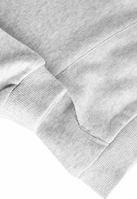 Grijze sweatshirt met rib gebreide manchetten en een gladde textuur, met een klassieke pasvorm en een nette stiksel detail.