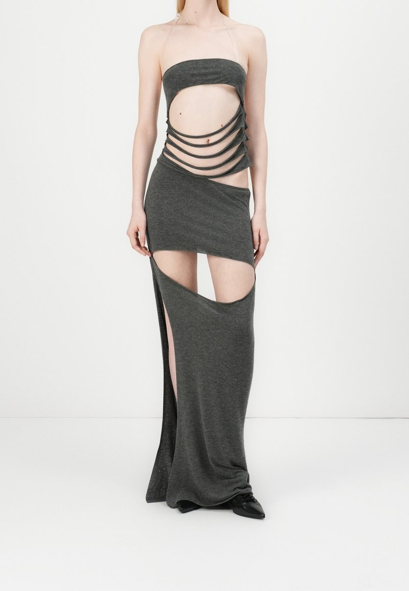 Dunkelgraues, figurbetontes Kleid mit trägerlosem Design, offenen Seiten, die durch horizontale Ausschnitte gesichert sind, einem hohen Oberschenkelschlitz und weicher Textur.