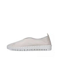 Scarpe slip-on beige chiaro con tomaia in pelle liscia e dettagli laterali elasticizzati, dotate di suola in gomma bianca con texture intrecciata.