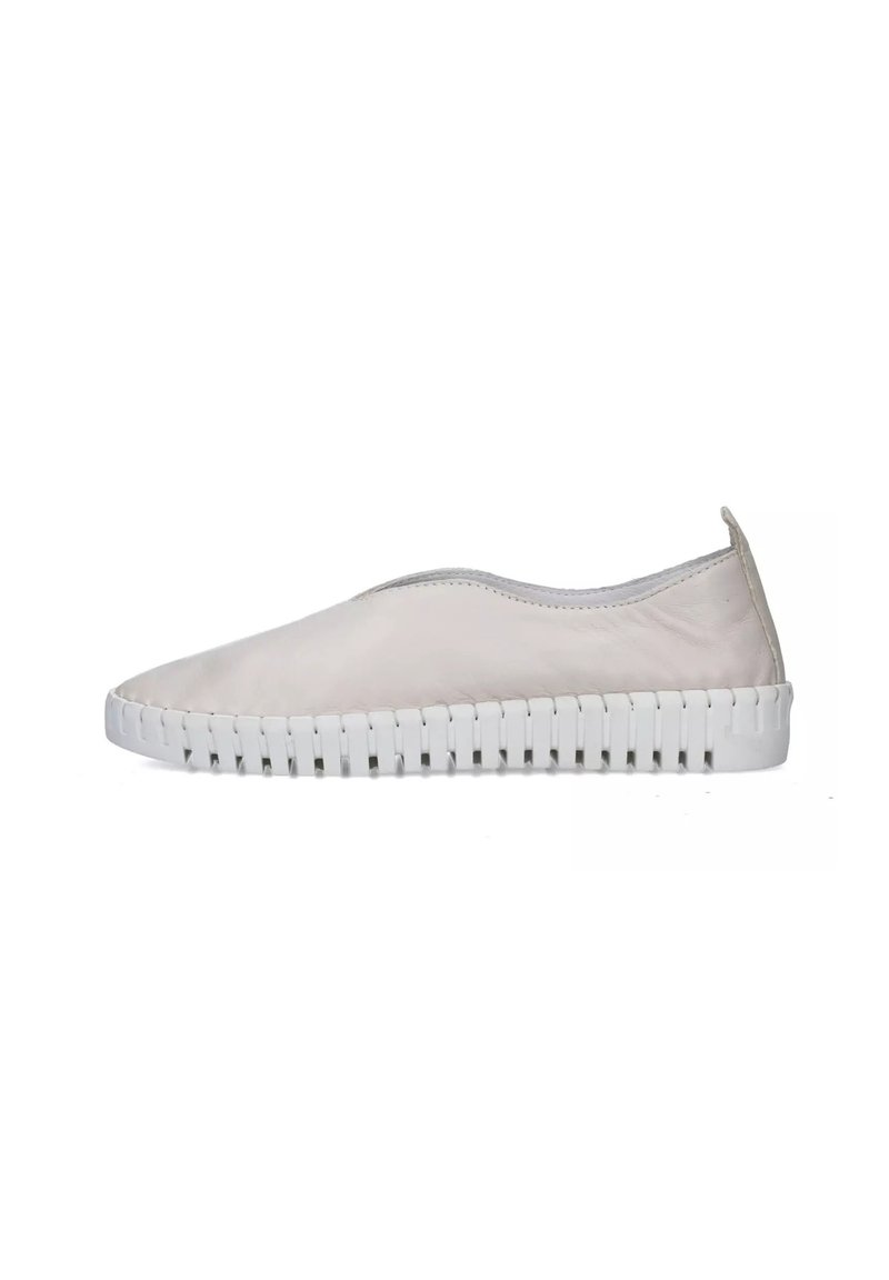 Scarpe slip-on beige chiaro con tomaia in pelle liscia e dettagli laterali elasticizzati, dotate di suola in gomma bianca con texture intrecciata.