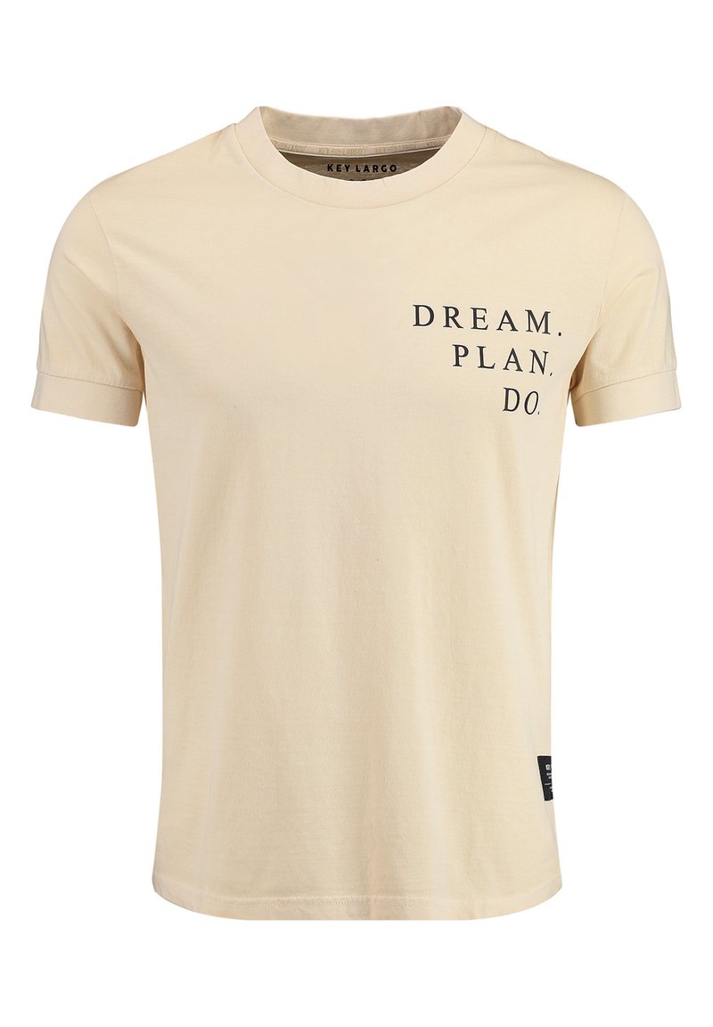 Camiseta de algodón beige con mangas cortas, cuello redondo y texto impreso "SUEÑA. PLANEA. HAZ." en la parte frontal en negro, con una etiqueta en el lateral.