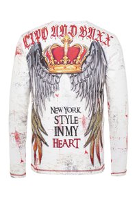 Langarmshirt in Weiß mit einem grafischen Design, das Flügel, eine Krone und roten Text zeigt. Der Text lautet "NEW YORK STYLE IN MY HEART."