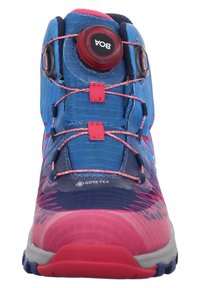 Zapato de senderismo azul y rosa con upper texturizado, sistema de cordones BOA, marca GORE-TEX y una suela multicolor para tracción.