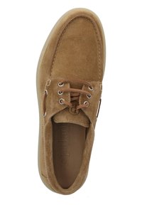 Brune ruskinds bådsko med rund tå, syede detaljer og to huller til snørrebånd. Blød overflade og gummisål.