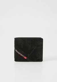 Czarny teksturowany portfel bifold z logo "Diesel Industry" i czerwonym emblematem w lewym dolnym rogu na białym tle.
