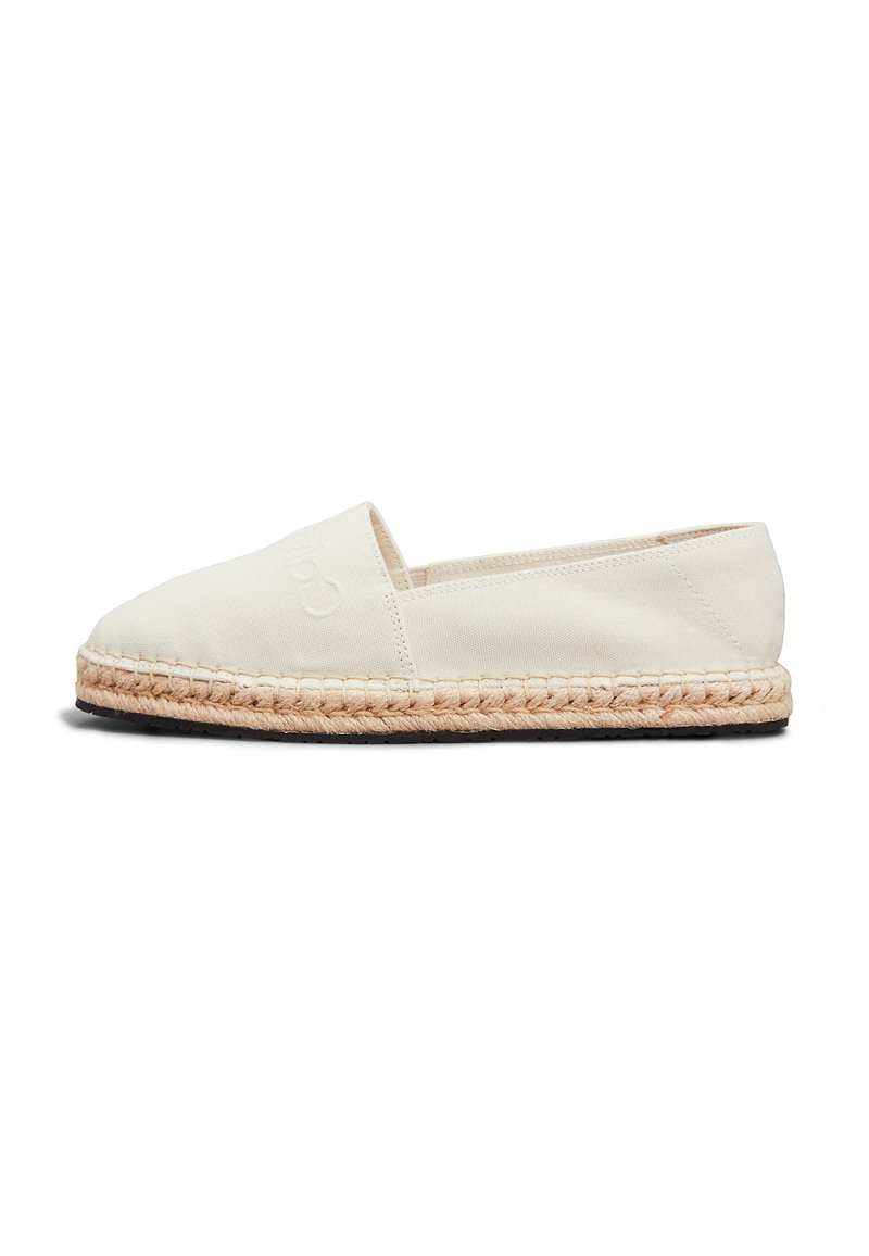 Espadrillas in tela off-white con suola in juta intrecciata e fondo in gomma nera. Presentano un design cucito con un branding discreto sul lato.
