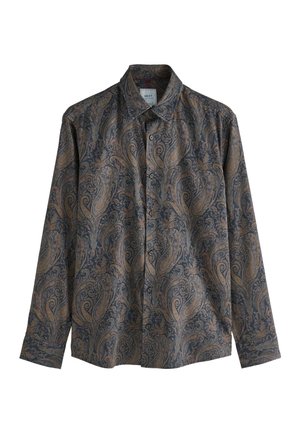 Chemise à manches longues bleu foncé avec un motif paisley complexe en tons dorés et bruns. Elle possède un devant à boutons et un col.