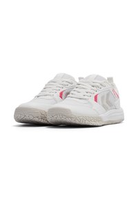 Weiße Sportschuhe aus Mesh-Stoff mit Gummisohle, die pinke Akzente und ein strukturiertes Profil aufweisen. Frontalansicht, Schnürsenkel sichtbar.