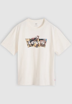 Μπεζ βαμβακερό T-shirt με εκτύπωση γραφικού που απεικονίζει το δίχρωμο λογότυπο της Levi's και ένα καλλιτεχνικό σκηνικό στο κέντρο. Μανίκια κοντά, κανονική εφαρμογή.