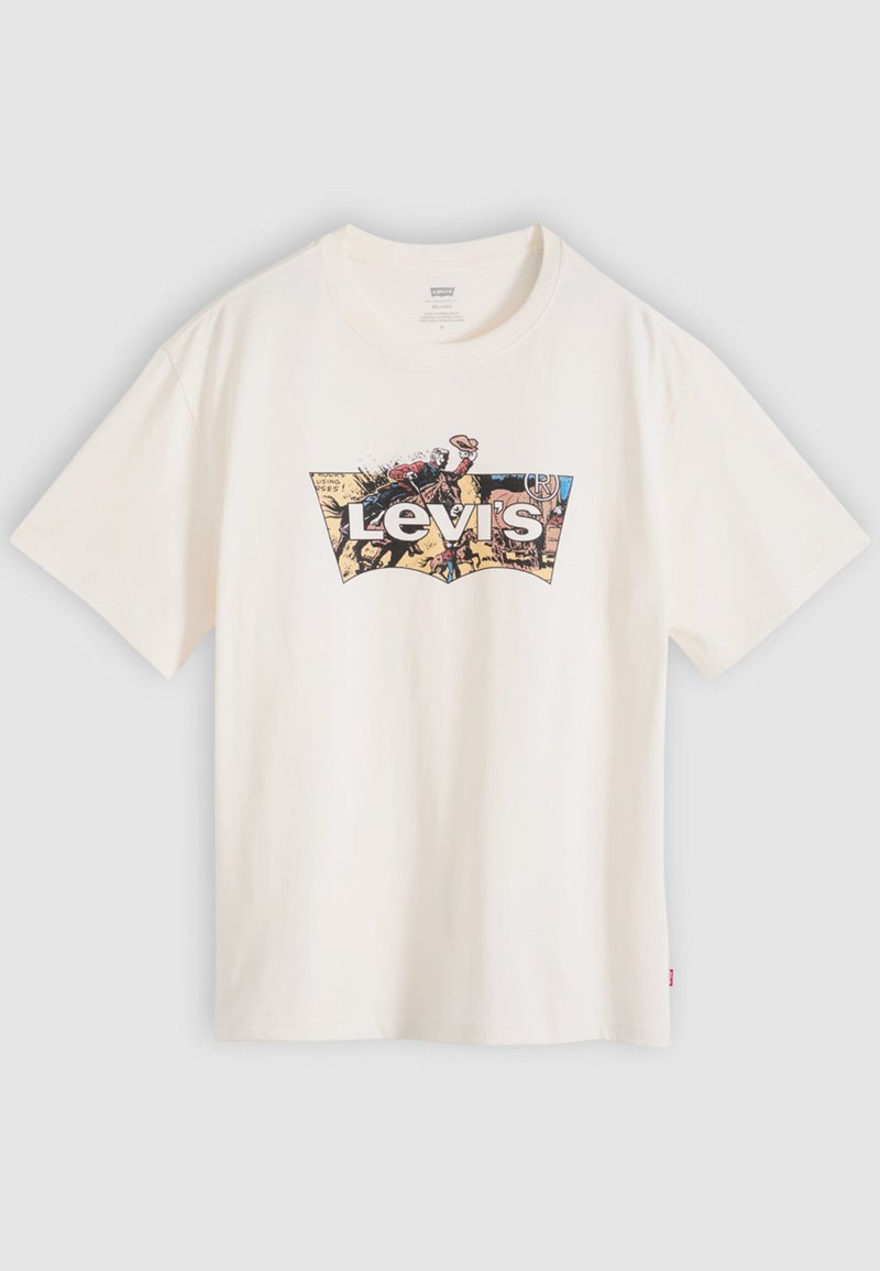 Camiseta de algodón color crema con un estampado gráfico del logo bicolor de Levi's y una escena artística en el centro. Mangas cortas, ajuste estándar.