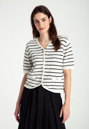 Weißer Strickcardigan mit schwarzen Streifen, kurzen Ärmeln, V-Ausschnitt und zwei vorderen Taschen. Verfügt über Knöpfe entlang der Vorderseite.