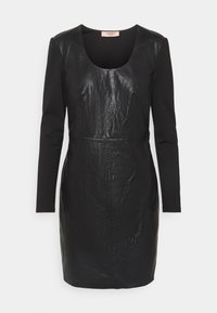Czarna sukienka z długim rękawem, okrągłym dekoltem oraz teksturowanym, skórzanym panelem z przodu, gładki materiał na rękawach i plecach.