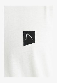 Atlasīts, off white