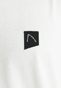 MOTAN - Potiskana majica - off white