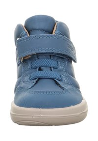Sneaker alta in pelle blu con superficie testurizzata, dotata di una fascia in velcro e chiusura con lacci, e suola in gomma bianca.