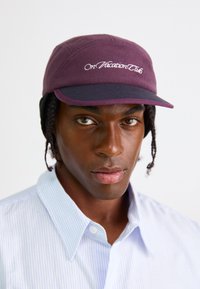 LET'S TAKE A TRIP EARFLAP UNISEX - Pet - burgundy
