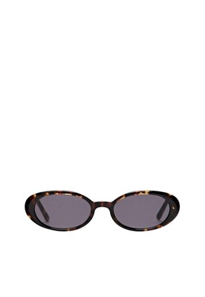 Okulary przeciwsłoneczne o owalnym kształcie z oprawkami w panterkę i ciemnymi szkłami na białym tle.