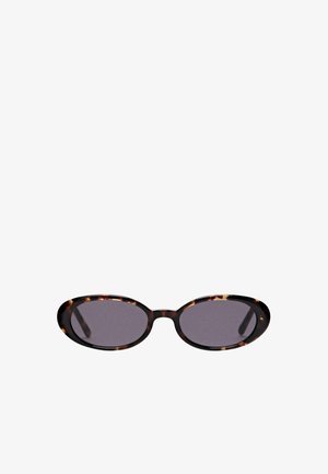 Ovale solbriller med skildpaddebrune stel og mørke linser på en hvid baggrund.