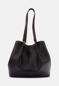 Czarna skórzana torba tote o luźnym kształcie, z dwiema solidnymi rączkami i gładką fakturą. Minimalistyczny design bez widocznych elementów metalowych czy akcentów.