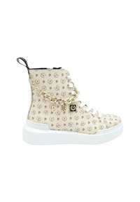 Beige hoge sneakers met herhalend logo-patroon, gouden hardware accenten, witte chunky zool en decoratieve kettingdetails aan de zijkant.