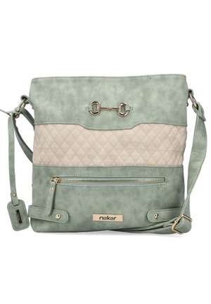 Sac à main en simili cuir vert avec un panneau crèmé matelassé, quincaillerie dorée, bandoulière ajustable et poche zippée à l'avant. Logo de la marque affiché à l'avant.