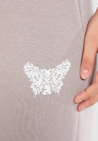 Smilodox NALA CASUAL JOGGERS - Trainingsbroek - hellbraun