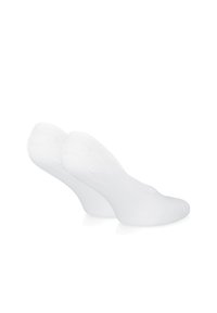 Białe skarpetki sięgające kostki, wykonane z cienkiego, elastycznego materiału, charakteryzujące się gładką fakturą i bezszwowym wzornictwem, o niskim kroju.