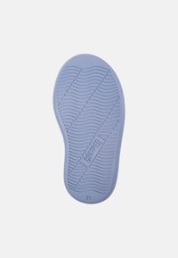 Semelle de chaussure en caoutchouc bleu clair avec un motif de bande de roulement ondulé. Présente le nom de la marque "Camper" et la taille "21" en relief sur la surface.