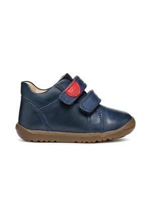 Scarpa in pelle blu navy con due cinturini regolabili in velcro, un dettaglio rosso e una suola in gomma texturizzata. Presenta un design con punta arrotondata.