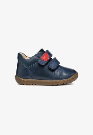 Scarpa in pelle blu navy con due cinturini regolabili in velcro, un dettaglio rosso e una suola in gomma texturizzata. Presenta un design con punta arrotondata.
