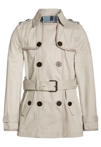 Gabardina beige con botones dobles, cintura ceñida con cinturón, epaulettes en los hombros y tejido texturizado. Forro azul con estampado visible.