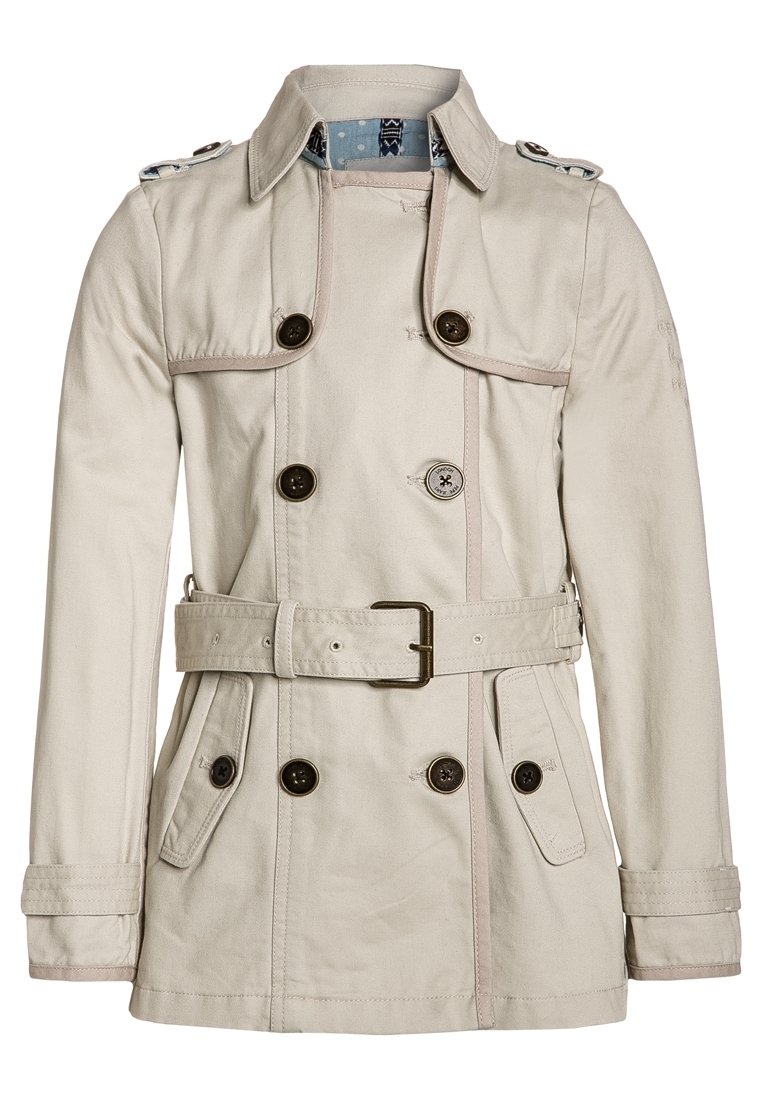 Gabardina beige con botones dobles, cintura ceñida con cinturón, epaulettes en los hombros y tejido texturizado. Forro azul con estampado visible.