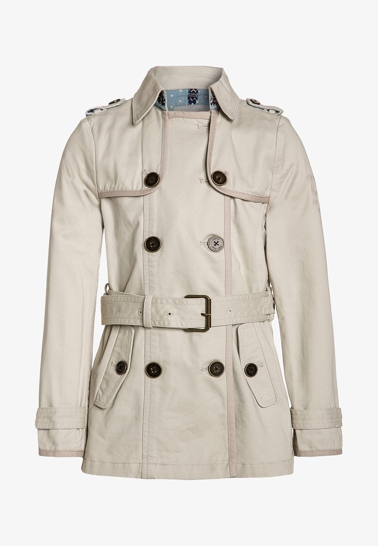 Gabardina beige con botones dobles, cintura ceñida con cinturón, epaulettes en los hombros y tejido texturizado. Forro azul con estampado visible.