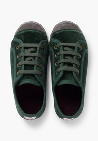 Zelené plátěné tenisky s texturovaným svrškem, kontrastním šedým gumovým špičkou a šněrovacím designem. Hnědé okénka a měkký interiér.