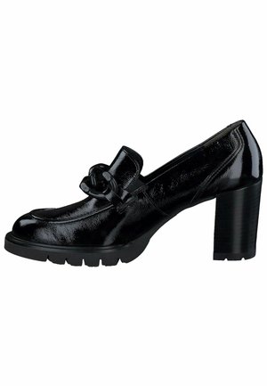 Mocassin en cuir verni noir avec un talon haut épais, une semelle crantée et un détail de chaîne décoratif sur l'empeigne.