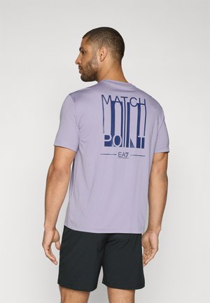 EA7 Emporio Armani TENNIS CLUB TEE - T-shirt imprimé - lavender gray