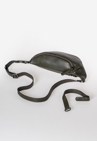 Borsa in pelle verde oliva dalla forma arrotondata, superficie texturizzata, chiusura con zip e tracolla regolabile. Nessun hardware o dettaglio aggiuntivo.
