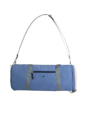 Bolsa de deporte cilíndrica azul con correas grises, bolsillo frontal con cremallera, cremallera lateral beige y correa de hombro ajustable.
