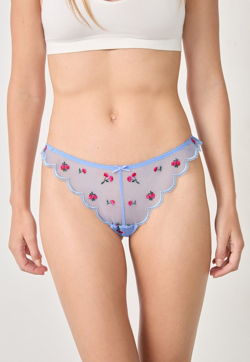 Lingerie trasparente azzurro chiaro con bordi scallop, caratterizzato da ricami floreali rossi e delicati fiocchi sui lati. Texture morbida, dettagli floreali.
