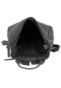 Musta nylon laukku, jossa on vetoketjulla avattava suuosa, vuorattu sisuus ja ylimääräinen vetoketjutasku. Kestäviä kahvoja ja teksturoituja yksityiskohtia.