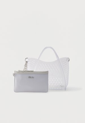 Geantă transparentă din plastic cu model în formă de diamante și o borsetă mică argintie-gri, atașată, cu fermoar și plăcuță cu logo.