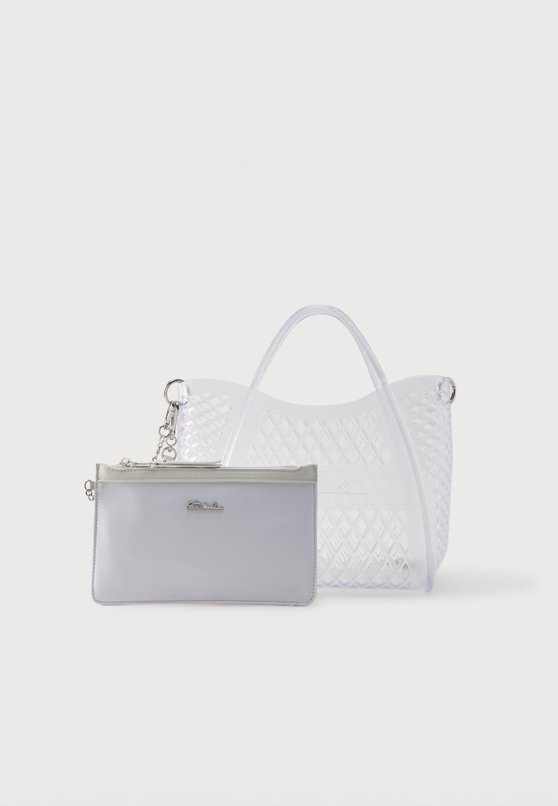 Διάφανη πλαστική τσάντα ώμου με μοτίβο διαμαντιού και προσκολλημένη μικρή ασημί-γκρι τσαντάκι με φερμουάρ και πλακέτα με λογότυπο.