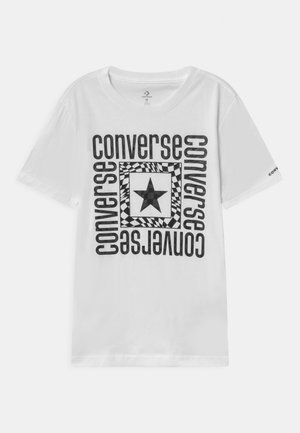 Weißes Baumwoll-T-Shirt mit einem schwarzen Grafikdesign, das das Wort "Converse" und einen zentralen schwarzen Stern in einem karierten Rahmen zeigt.