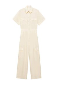Jumpsuit corto beige con colletto, due tasche sul petto, tasche cargo laterali e design a gamba larga. Texture liscia.