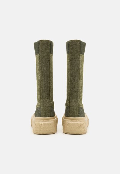 MM6 Maison Margiela Škornji s platformo - olivine