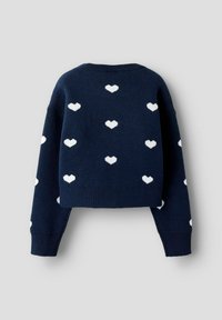 Pull en laine bleu marine, coupé au niveau du ventre, fabriqué à partir d'un tissu tricoté doux, orné de motifs de cœurs blancs sur toute sa surface et avec des poignets côtelés aux manches.